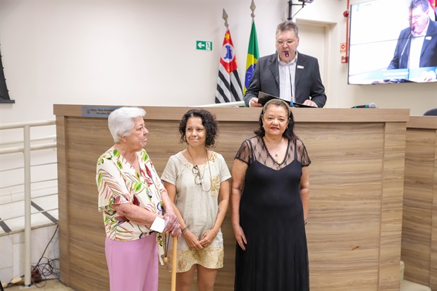Vereadora Terezinha homenageia projeto da Roque Imóveis com moção